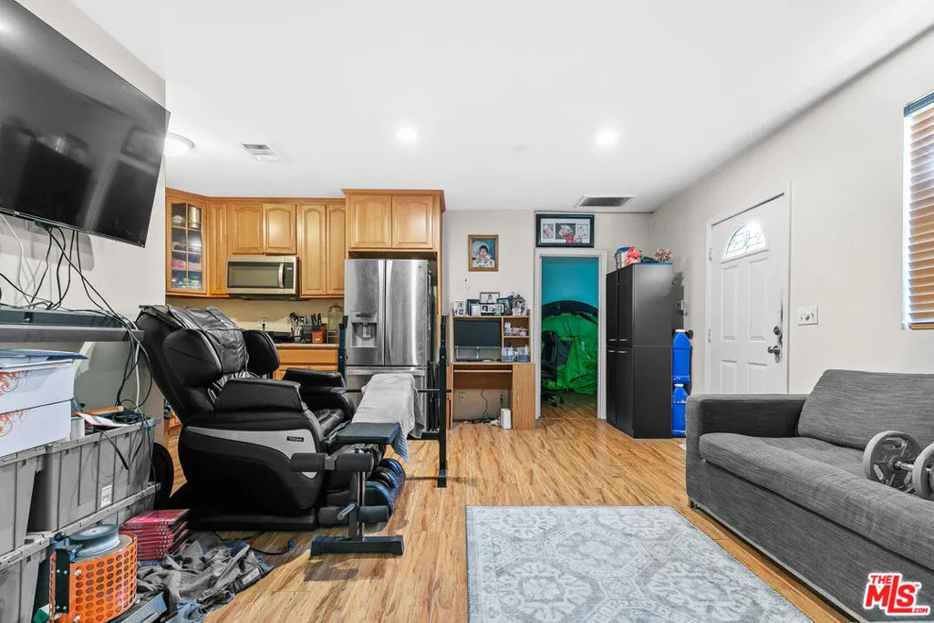 7317 Clybourn Avenue, Sun Valley, California 91352 home-pic-23